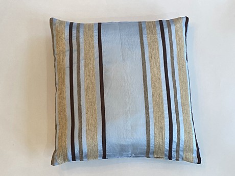D60	PILLOW	Подушка декоративная 40/40 голубой, полоска, 95% шелк 5% хлопок ,  наполнитель конфорель